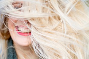 Czy farbowanie na blond może niszczyć włosy?