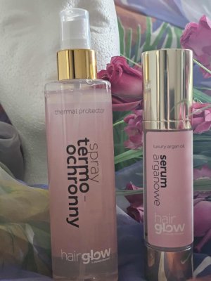 Test serum nawilżającego do włosów z ceramidami i kwasem hialuronowym ułatwiającego i sprayu ułatwiającego rozczesywanie marki HairGlow by Keratin Moment na peruce z włosów naturalnych.