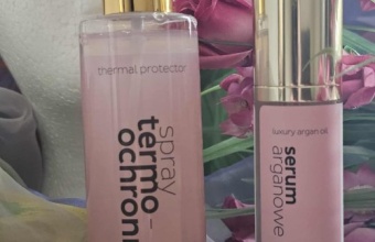 Test serum nawilżającego do włosów z ceramidami i kwasem hialuronowym ułatwiającego i sprayu ułatwiającego rozczesywanie marki HairGlow by Keratin Moment na peruce z włosów naturalnych.